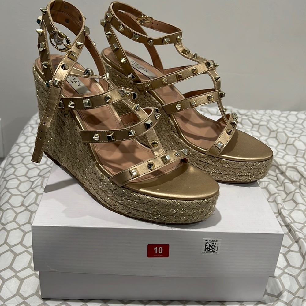 Steven Madden Gold Shoes Size 10